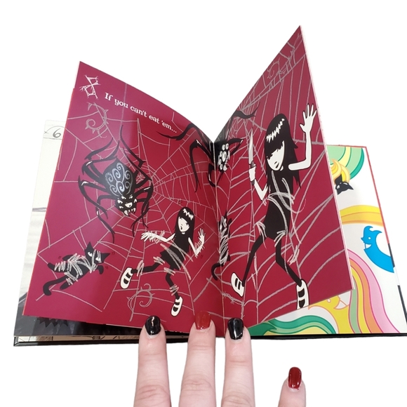 Emily The Strange Emily's Good Nightmares Book - Picture 12 of 15